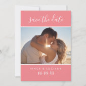 Modernes handgeschriebenes Script Coral Pink Weddi Save The Date (Vorderseite)