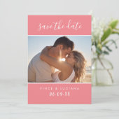 Modernes handgeschriebenes Script Coral Pink Weddi Save The Date (Stehend Vorderseite)