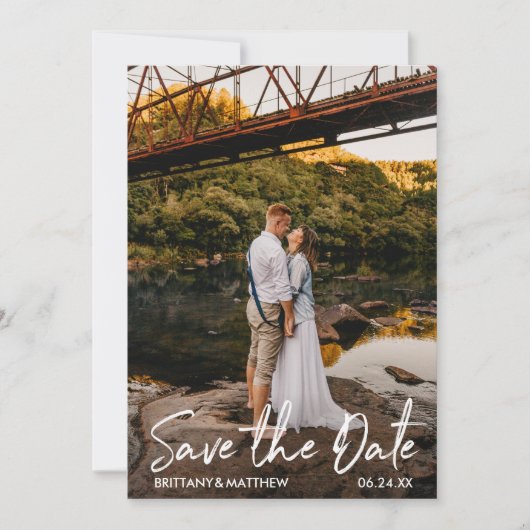Modernes handgeschriebenes Script-Couple-Foto Save The Date (Vorderseite)