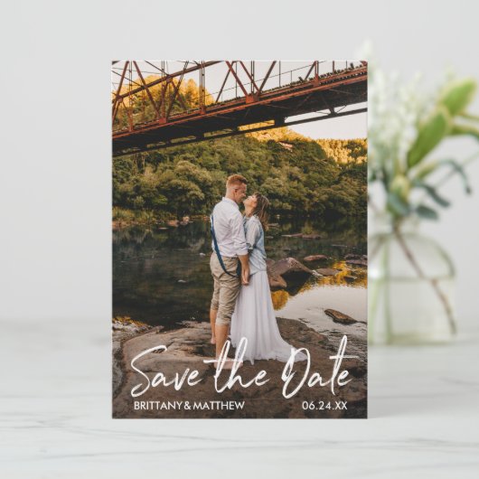 Modernes handgeschriebenes Script mit Foto Kraft Save The Date (Stehend Vorderseite)