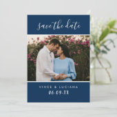 Modernes handgeschriebenes Script-Navy-Hochzeitssk Save The Date (Stehend Vorderseite)