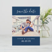 Modernes handgeschriebenes Script-Navy-Hochzeitssk Save The Date (Stehend Vorderseite)
