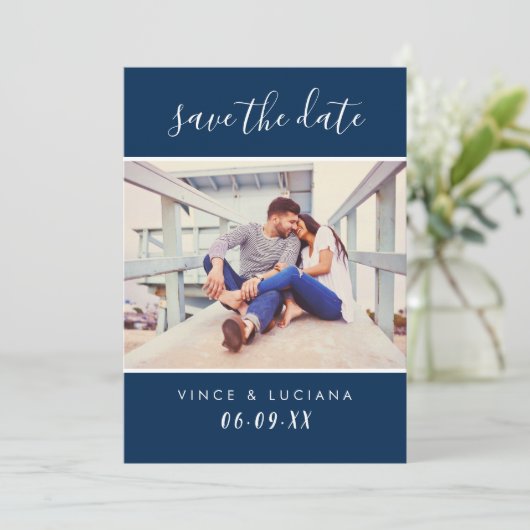 Modernes handgeschriebenes Script-Navy-Hochzeitssk Save The Date (Stehend Vorderseite)
