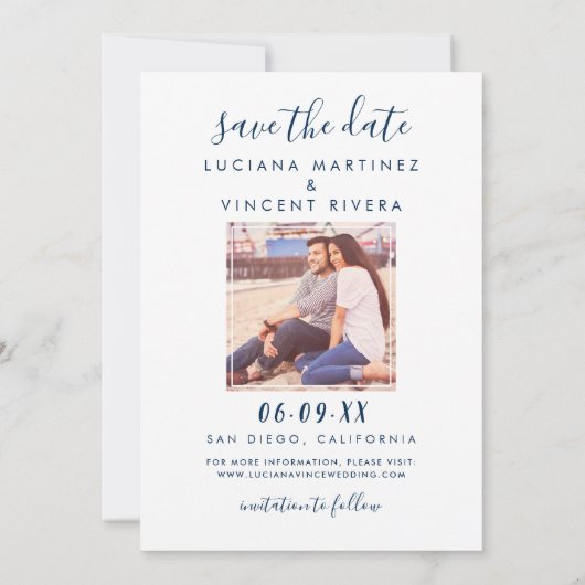 Modernes handgeschriebenes Script-Navy-Hochzeitssk Save The Date (Rückseite)