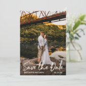 Modernes handgeschriebenes Skript Couple Foto Wood Save The Date (Stehend Vorderseite)