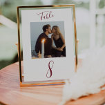 Modernes handgeschriebenes Skript Hochzeitskennzei Tischnummer<br><div class="desc">Eine elegante,  moderne handgeschriebene Kalligraphie-Schrift in einer tiefmarsalafarbenen Farbe mit Foto macht dies zu einer exzellenten Ergänzung und zum Erhalt Ihres Hochzeitstisches. Personalisieren Sie sich einfach mit Ihrem Foto und der Anzahl(en) Ihrer Wahl.</div>