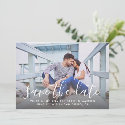 Modernes handgeschriebenes Skript Hochzeitsskript Save The Date (Stehend Vorderseite)
