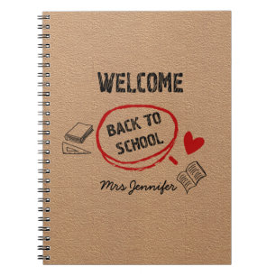 Modernes, handgezeichnetes und mit Buchstaben bedr Notizblock