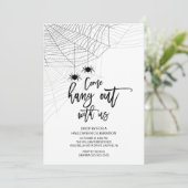 Modernes Hängen mit uns Spider Halloween-Party Einladung (Stehend Vorderseite)