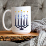 Modernes Hanukkah Menorah Festival of Lights Kaffeetasse<br><div class="desc">Happy Hanukka! Diese einzigartige Menorah zeichnet sich durch ein modernes,  einfaches und elegantes Design mit Skriptnachrichten aus. Es ist für eine Tasse von 15 kg konzipiert,  ist aber auch in 11 Unzen erhältlich. Außerdem gibt es eine Geschirrspülmaschine und einen Mikrowellensafe.</div>