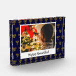 Modernes HANUKKAH Menorah jede Botschaft Fotoblock<br><div class="desc">Modernes FOTO BLOCK mit goldfarbener Menorah in gefliestem Muster. Individuell anpassen,  indem Sie einfach Ihre eigene Foto-Auswahl hochladen und Ihren persönlichen Gruß für ein wunderbares festliches Geschenk hinzufügen. Teil der HANUKKAH Kollektion,  in der Sie phantastische CHANUKAH Geschenkgutscheine erstellen können.</div>