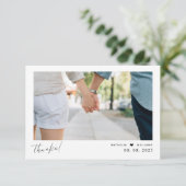 Modernes Heart Script Wedding Foto Danke Karte (Stehend Vorderseite)