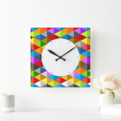 Modernes, hell funkelndes, buntes Dreiecksmuster Quadratische Wanduhr (Zuhause)