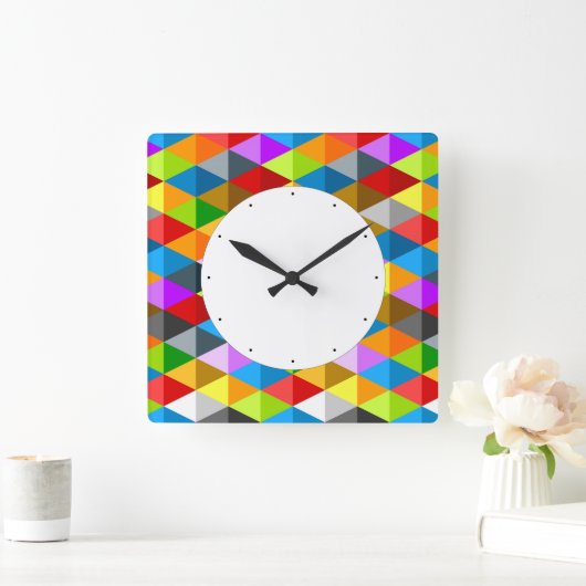 Modernes, hell funkelndes, buntes Dreiecksmuster Quadratische Wanduhr (Zuhause)
