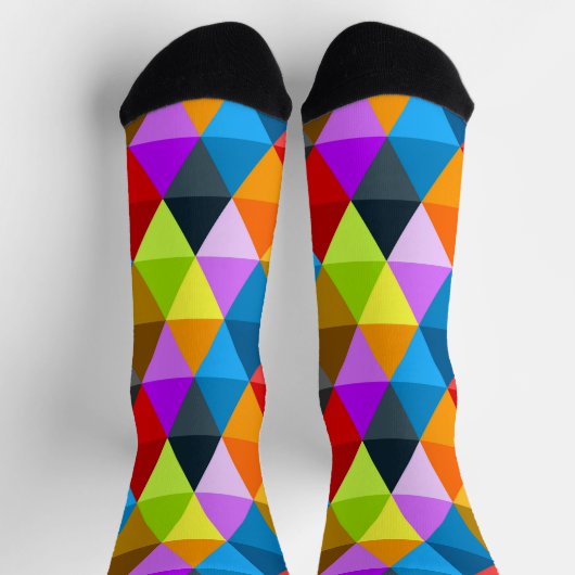 Modernes, hell funkelndes, buntes Dreiecksmuster Socken (Oben)