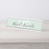 Modernes hellgrünes Monogramm Schreibtischnamensplakette (Vorderseite )