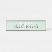 Modernes hellgrünes Monogramm Schreibtischnamensplakette (Vorderseite )