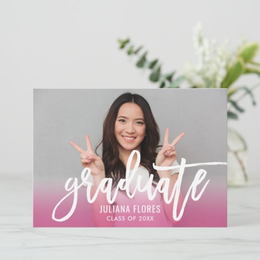 Modernes, hellrosa Pinselstriche für das Script-Gr Einladung (Stehend Vorderseite)