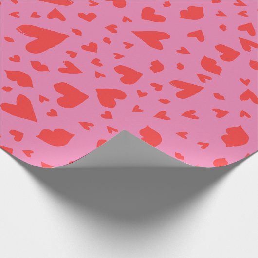 Modernes Herz Confetti Rot auf Rosa Geschenkpapier (Ecke)