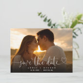 Modernes Herz-Script-Foto Hochzeitsstichcode Save The Date (Stehend Vorderseite)