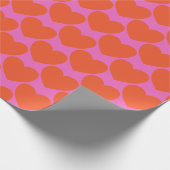 Modernes Herzmuster in Hellrosa und Orange Geschenkpapier (Ecke)