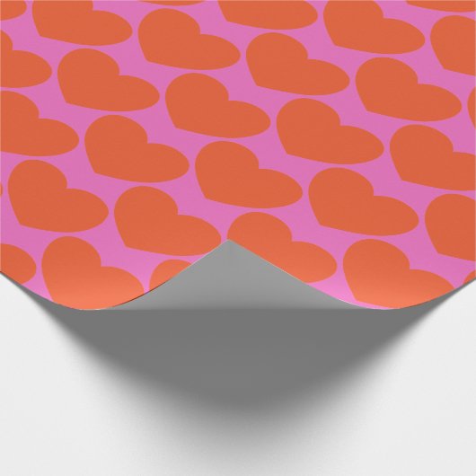 Modernes Herzmuster in Hellrosa und Orange Geschenkpapier (Ecke)