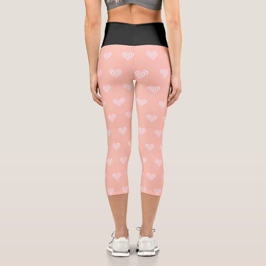 Modernes Herzmuster und bearbeitbarer rosa Text Capri Leggings (Rückseite)