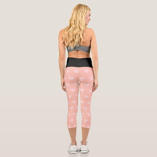 Modernes Herzmuster und bearbeitbarer rosa Text Capri Leggings (Rückseite)