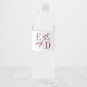 Modernes Hochzeitburgundy Initials Water Bottle La Wasserflaschenetikett (Vorderseite)