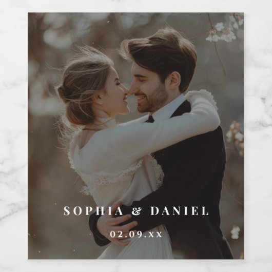 Modernes Hochzeitsschwarz-Weiß-Overlay-Foto Weinetikett (Einzelnes Label)