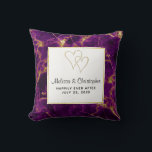 Modernes Hochzeitssemble aus Lila und goldenem Abs Kissen<br><div class="desc">Personalisiertes Hochzeitskissen mit einem schönen abstrakten Muster und Marmordesign. Reiche lila Farbkombinationen,  kombiniert mit Imitat-Gold schwirbelnden Farbbändern,  die das gesamte Design durchziehen. Ein Quadrat mit einem goldgedeckten Imitat-Rahmen überlagert mit dem personalisierten Text im Inneren. 2 stieß die Herzen über den Text.</div>