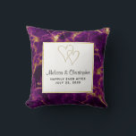 Modernes Hochzeitssemble aus Lila und goldenem Abs Kissen<br><div class="desc">Personalisiertes Hochzeitskissen mit einem schönen abstrakten Muster und Marmordesign. Reiche lila Farbkombinationen,  kombiniert mit Imitat-Gold schwirbelnden Farbbändern,  die das gesamte Design durchziehen. Ein Quadrat mit einem goldgedeckten Imitat-Rahmen überlagert mit dem personalisierten Text im Inneren. 2 stieß die Herzen über den Text.</div>