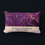 Modernes Hochzeitssemble aus Lila und goldenem Abs Lendenkissen<br><div class="desc">Personalisiertes Hochzeitskissen mit einem schönen abstrakten Muster und Marmordesign. Reiche lila Farbkombinationen,  kombiniert mit Imitat-Gold schwirbelnden Farbbändern,  die das gesamte Design durchziehen. Eine pfirsichfarbene Schicht unter dem Muster mit einem eleganten Imitat mit goldfarbenem Streifen. 2 stieß die Herzen über den Text.</div>