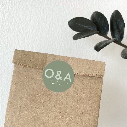 Modernes Hochzeitstil | Dunkle Sage Runder Aufkleber