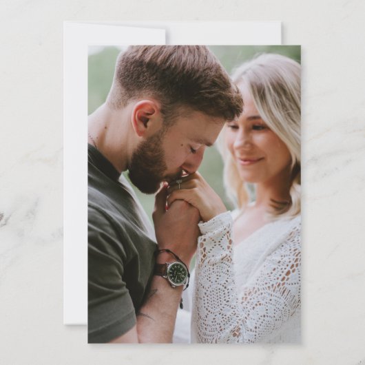 Modernes Holding-Hands-Foto Save the Date (Rückseite)