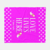 Modernes HOT PINK | LIEBE LEBT HIER individuell ei Fleecedecke (Vorderseite (Horizontal))