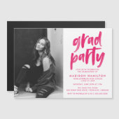 Modernes Hot Pink Pinsel Foto Grad Party Magneteinladung (Vorne/Hinten)
