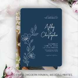 Modernes Indigo Blue Foliage Kontur Foto Hochzeit Einladung