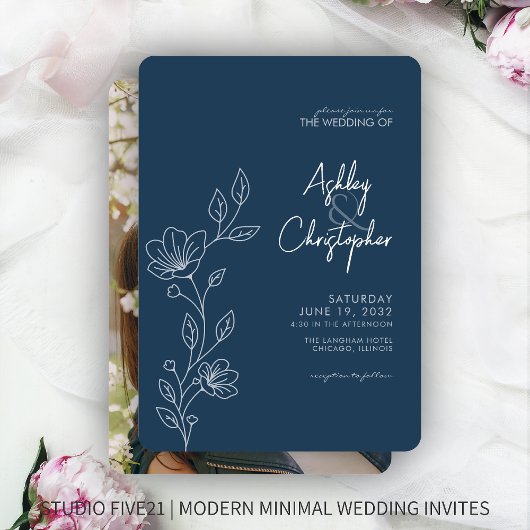 Modernes Indigo Blue Foliage Kontur Foto Hochzeit Einladung