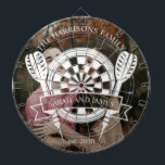 Modernes Individuelle Name Hochzeit Foto Dartscheibe<br><div class="desc">Das Modern Family Individuelle Name Wedding Foto Dart Board vereint Unterhaltung mit persönlichem Flair. Freuen Sie sich auf ein zeitgenössisches Design, das neben dem Ehepaar und dem Hochzeitstag ein Foto Ihrer Wahl hervorhebt. Dieses maßgeschneiderte Dartboard ist ein fantastisches Herzstück für Hochzeitsfeiern oder ein einzigartiges Stück zum Feiern des besonderen Tages....</div>