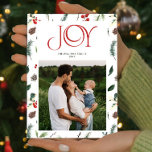 Modernes Joy Red Berry Botanisches Foto Weihnachte Feiertagskarte<br><div class="desc">Machen Sie Weihnachtsgrüße dieses Jahr mit unserer Weihnachtskarte "Modern Joy Red Berry Botanical Foto" zu etwas Besonderem! Diese moderne und schicke Urlaubskarte hat die ganze Eleganz einer formalen Urlaubskarte, während sie gleichzeitig den hellen und fröhlichen Geist der Saison bewahrt. Das Cover zeichnet sich durch eine schöne, tiefrote Typografie aus -...</div>