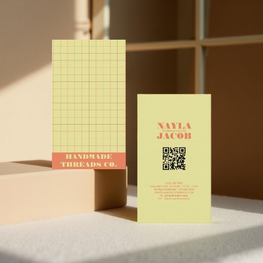 Modernes Kalkgrün gekreuztes Muster QR-Code Visitenkarte
