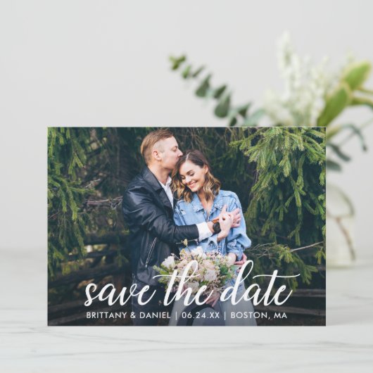 Modernes Kalligrafie-Foto Hochzeitsholz Save The Date (Stehend Vorderseite)