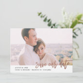 Modernes Kalligrafie-Foto Save the Date (Stehend Vorderseite)