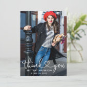 Modernes Kalligrafie-Herz-Script-Graduate-Foto Dankeskarte (Stehend Vorderseite)