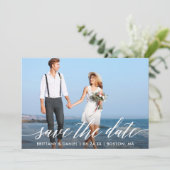 Modernes Kalligrafie-Script-Couple-Foto Save The Date (Stehend Vorderseite)