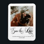 Modernes Kalligrafie-Script-Foto Save the Date Magnet<br><div class="desc">Minimales und elegantes Design bedruckt Modernes Kalligrafisches Script Foto Speichern Sie das Date Magnet,  das mit Ihrem Text angepasst werden kann. Bitte klicken Sie auf den Button "Anpassen" und verwenden Sie unser Design-Tool,  um diese Vorlage zu ändern. Karo im Grafikdesign-Store für andere Produkte,  die diesem Design entsprechen!</div>