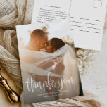 Modernes Kalligrafie-Script-Hochzeit-Foto Vielen D Postkarte<br><div class="desc">Dieses moderne kalligraphische Script Wedding Foto Dankeschön Postcard bietet Ihnen Ihr volles Hochzeitszittel mit Kalligraphie-Skript-Overlay. Passen Sie Ihre besondere Hochzeit Dankeschön auf der Rückseite,  oder entfernen Sie es,  um den Rücken leer für Ihre handgeschriebene Nachricht des Dankes verlassen.</div>