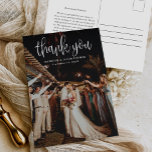 Modernes Kalligrafie-Script-Hochzeit-Foto Vielen D Postkarte<br><div class="desc">Dieses moderne kalligraphische Script Wedding Foto Dankeschön Postcard bietet Ihnen Ihr volles Hochzeitszittel mit Kalligraphie-Skript-Overlay. Passen Sie Ihre besondere Hochzeit Dankeschön auf der Rückseite,  oder entfernen Sie es,  um den Rücken leer für Ihre handgeschriebene Nachricht des Dankes verlassen.</div>