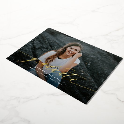 Modernes Kalligrafie-Script mit zwei Fotos Abschlu Folieneinladung (Gedreht)